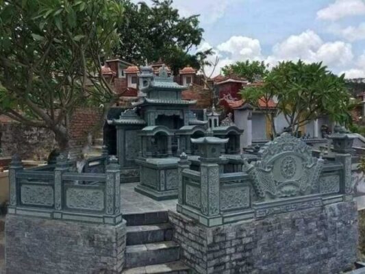 Lăng mộ bằng đá xanh rêu