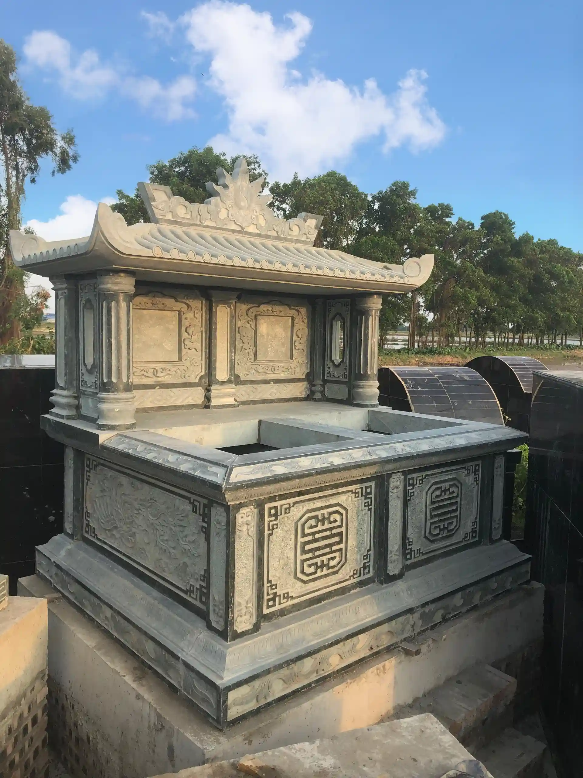 Mẫu mộ tròn, mộ đôi bằng đá xanh đen