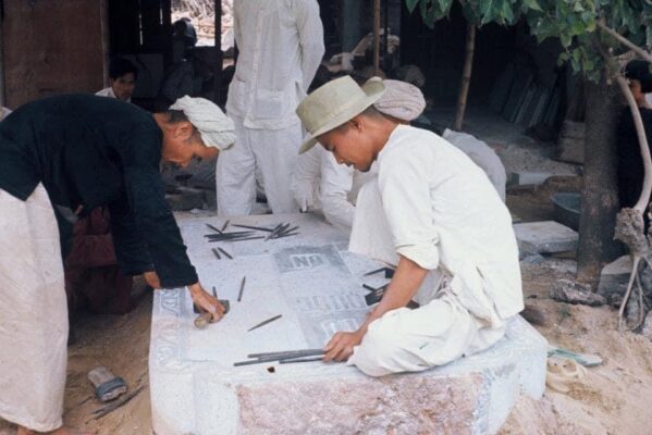 Nghệ nhân Đá Mỹ Nghệ Thân Thiện đang chế tác mộ tháp đá tại xưởng Ninh Vân, Ninh Bình