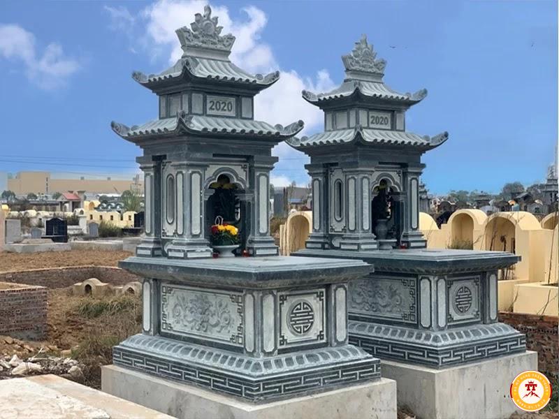 Mộ đá xanh rêu hai mái