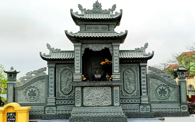 Mộ đá xanh rêu có mái